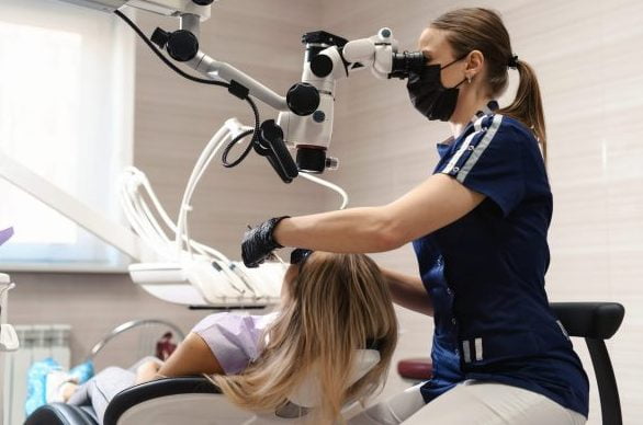 Dentysta Rzeszów wykonujący leczenie pod mikroskopem.