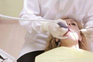 Leczenie, które przeprowadza dentysta, pokazujące jak ważna jest profilaktyka stomatologiczna.