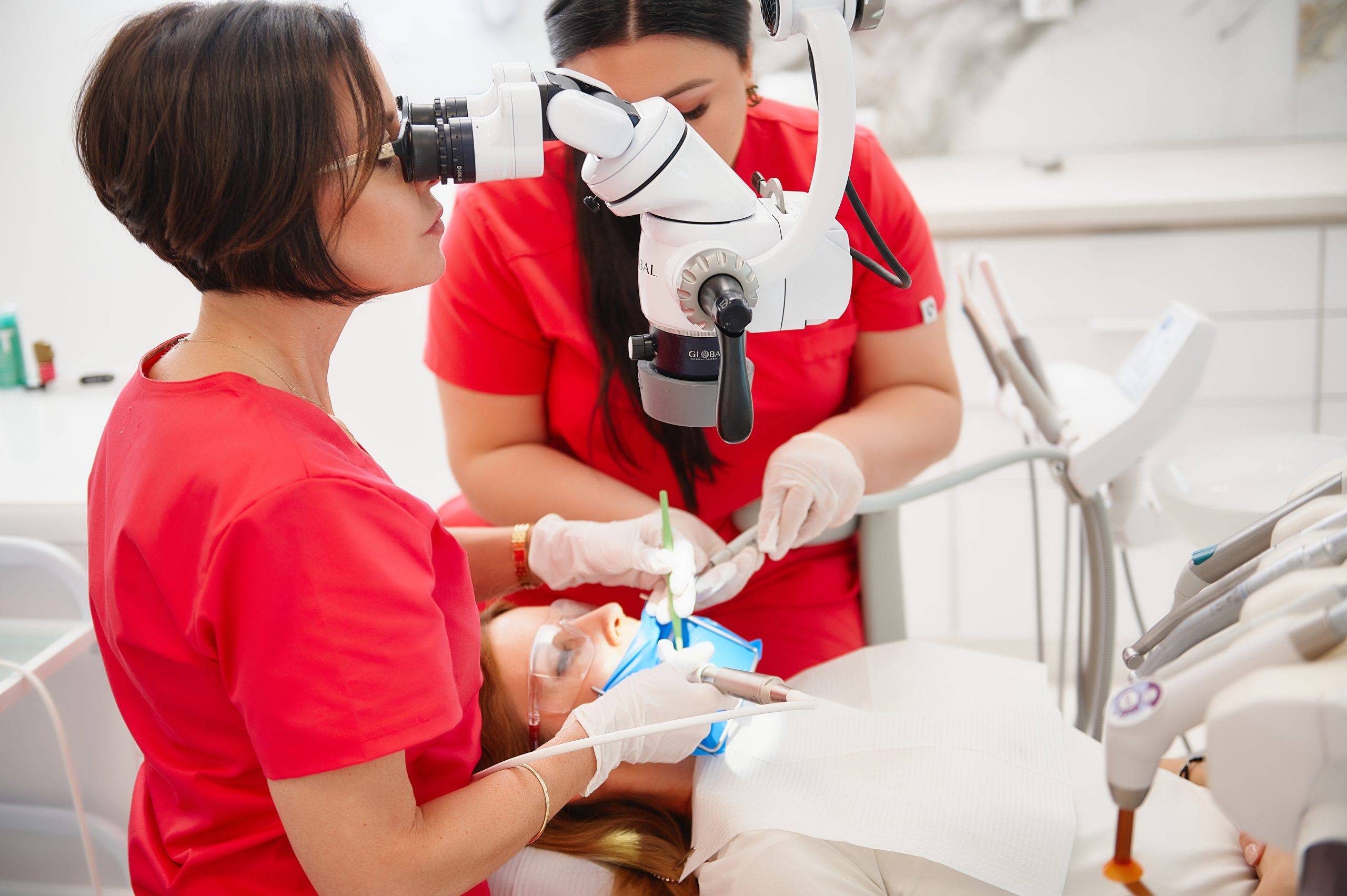 Dentysta Rzeszów wykonujący leczenie pod mikroskopem, a jest to endodoncja mikroskopowa.