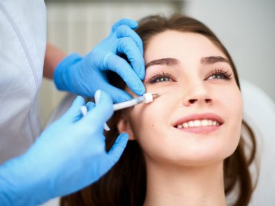 Gabinet stomatologiczny, w którym wykonywany jest zabieg medycyny estetycznej.